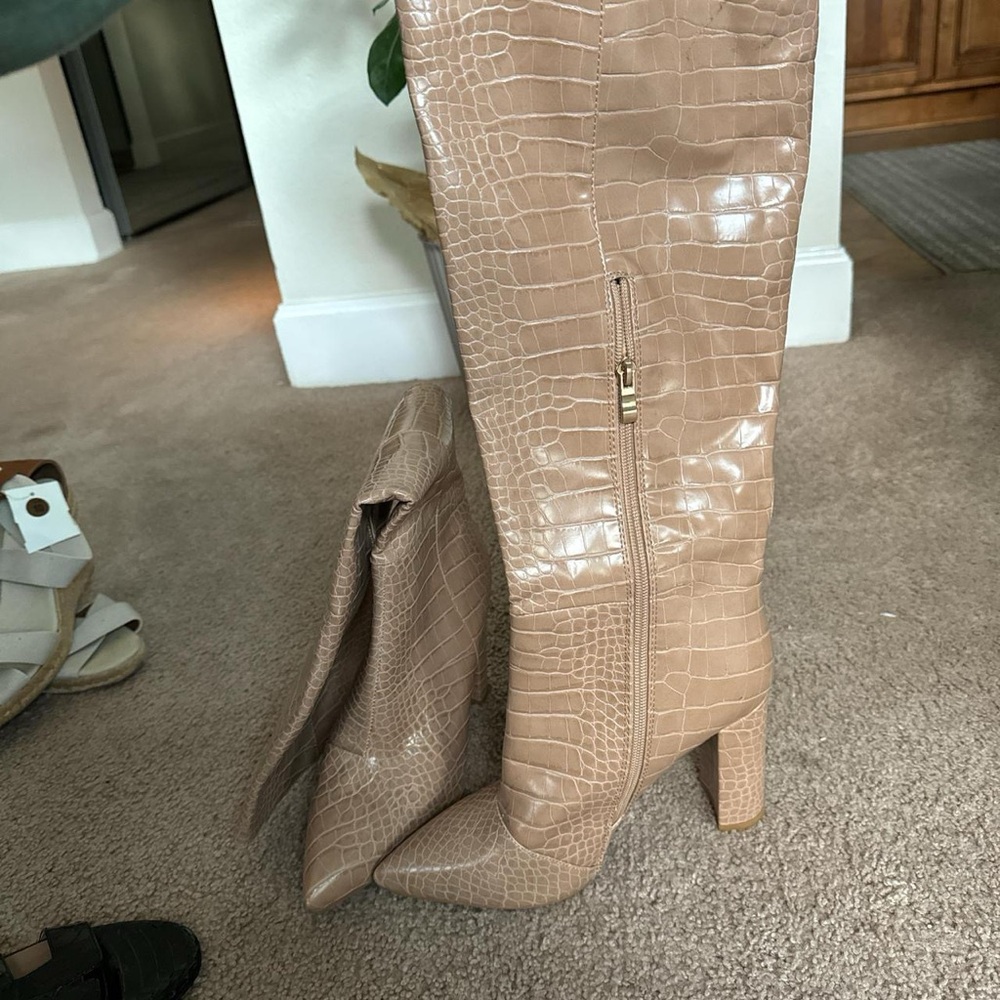 Never worn Billini boots